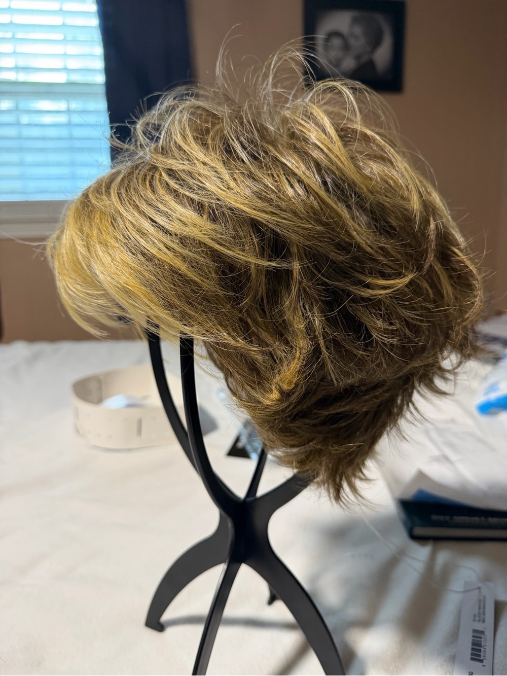 NWT Hairdo Layered Bob “Flirty Flip” HF Wig - Picture 4 of 9